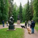 Дом-музей Германа Брахерта разрешил посещать парк скульптур с собаками